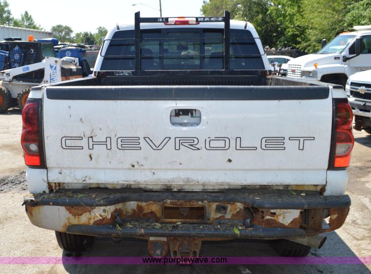 image for item G3619 2005 Chevrolet Silverado 2500HD Crew Cab pickup truck
