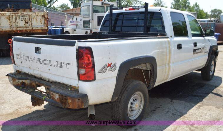 image for item G3619 2005 Chevrolet Silverado 2500HD Crew Cab pickup truck
