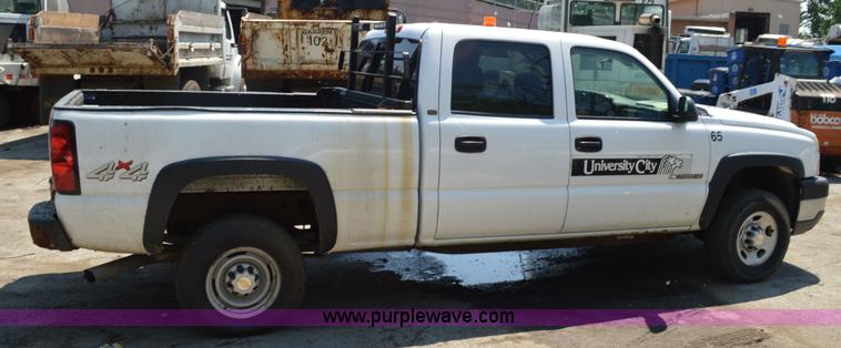 image for item G3619 2005 Chevrolet Silverado 2500HD Crew Cab pickup truck