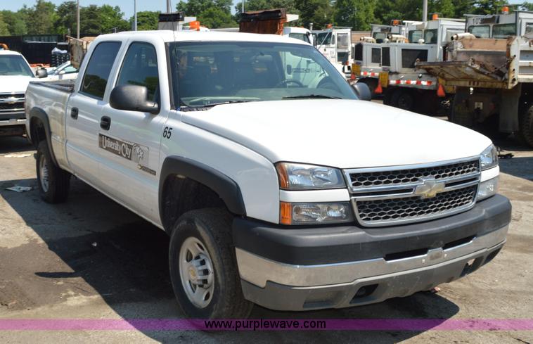 image for item G3619 2005 Chevrolet Silverado 2500HD Crew Cab pickup truck