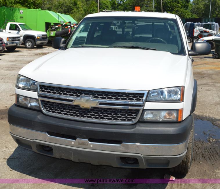 image for item G3619 2005 Chevrolet Silverado 2500HD Crew Cab pickup truck