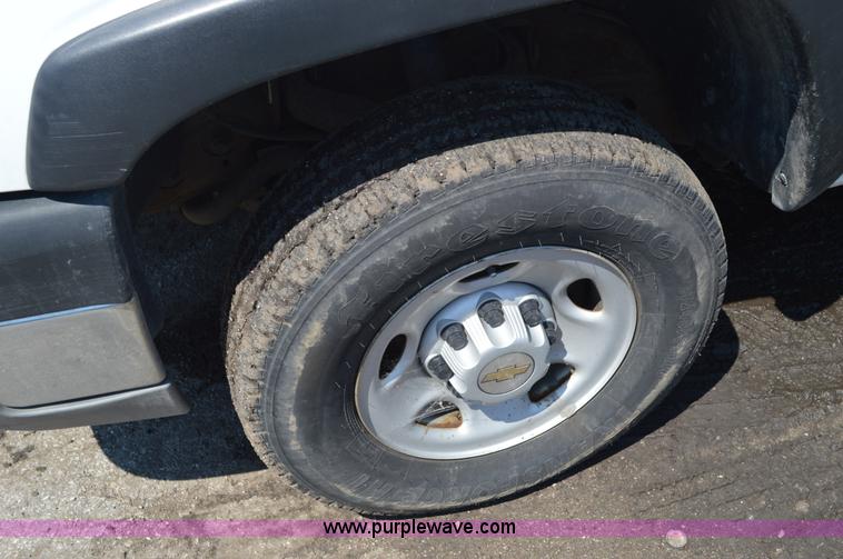 image for item G3619 2005 Chevrolet Silverado 2500HD Crew Cab pickup truck