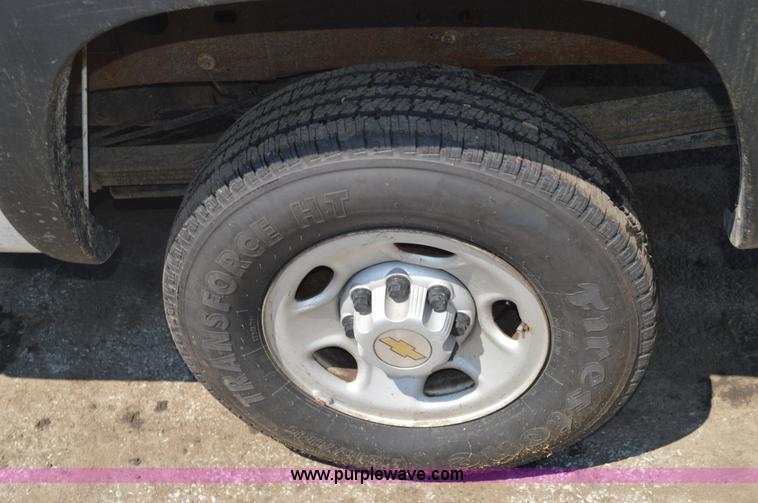 image for item G3619 2005 Chevrolet Silverado 2500HD Crew Cab pickup truck