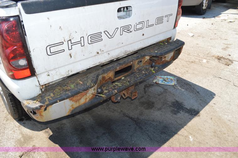 image for item G3619 2005 Chevrolet Silverado 2500HD Crew Cab pickup truck