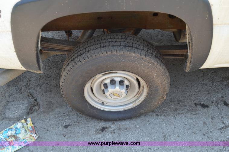 image for item G3619 2005 Chevrolet Silverado 2500HD Crew Cab pickup truck