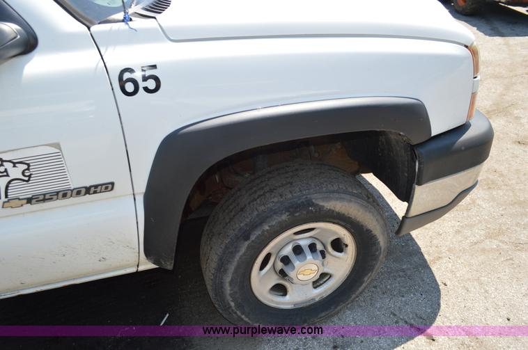 image for item G3619 2005 Chevrolet Silverado 2500HD Crew Cab pickup truck