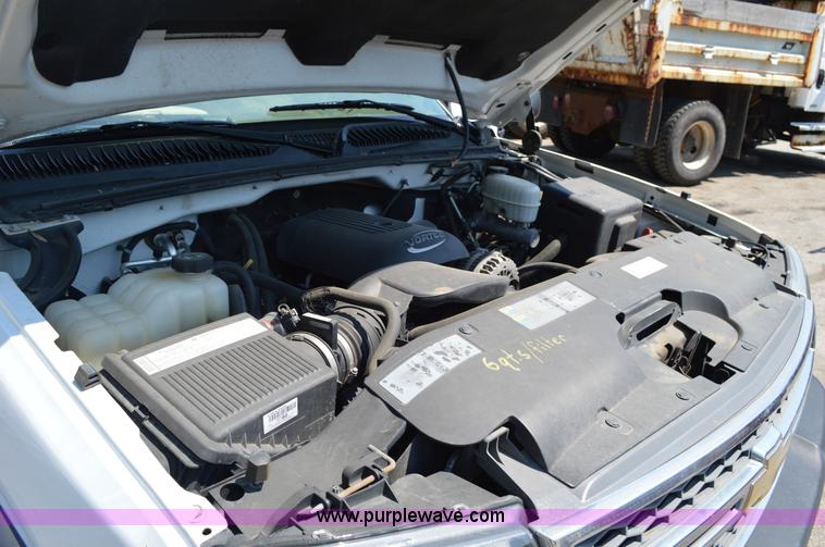 image for item G3619 2005 Chevrolet Silverado 2500HD Crew Cab pickup truck