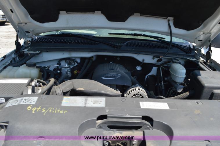 image for item G3619 2005 Chevrolet Silverado 2500HD Crew Cab pickup truck