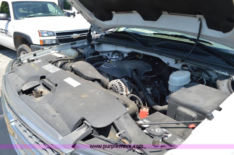 image for item G3619 2005 Chevrolet Silverado 2500HD Crew Cab pickup truck