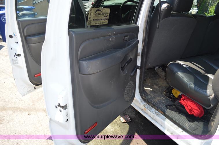 image for item G3619 2005 Chevrolet Silverado 2500HD Crew Cab pickup truck