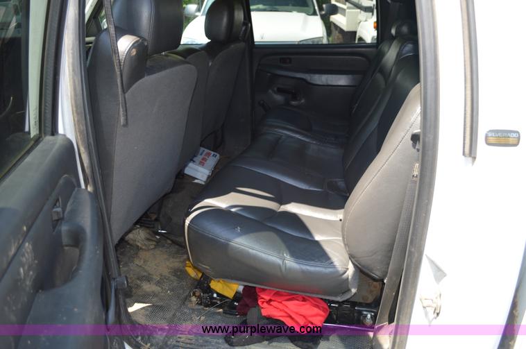 image for item G3619 2005 Chevrolet Silverado 2500HD Crew Cab pickup truck