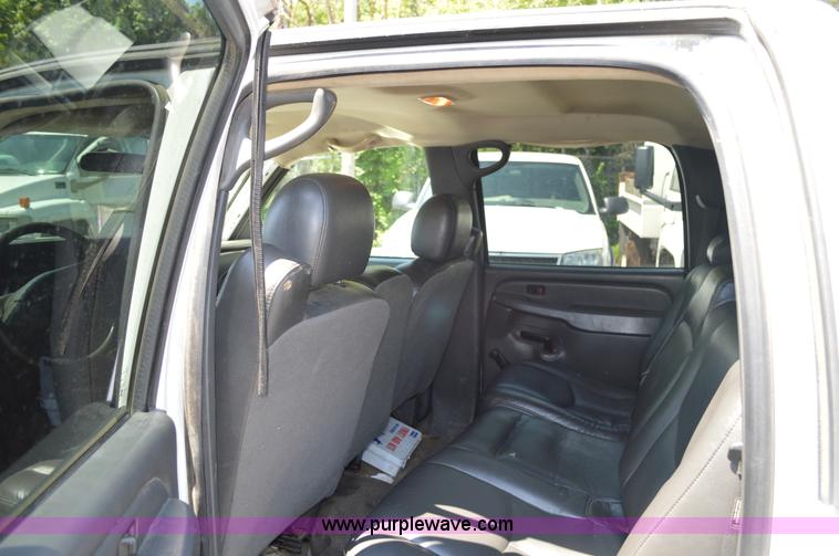 image for item G3619 2005 Chevrolet Silverado 2500HD Crew Cab pickup truck