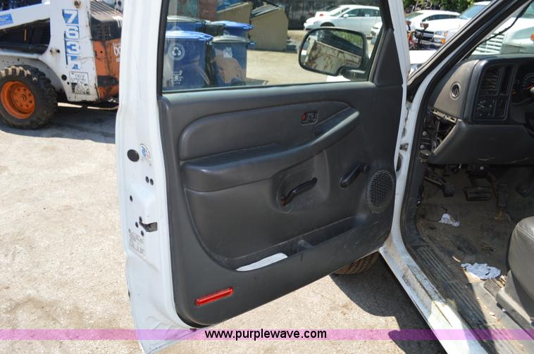 image for item G3619 2005 Chevrolet Silverado 2500HD Crew Cab pickup truck