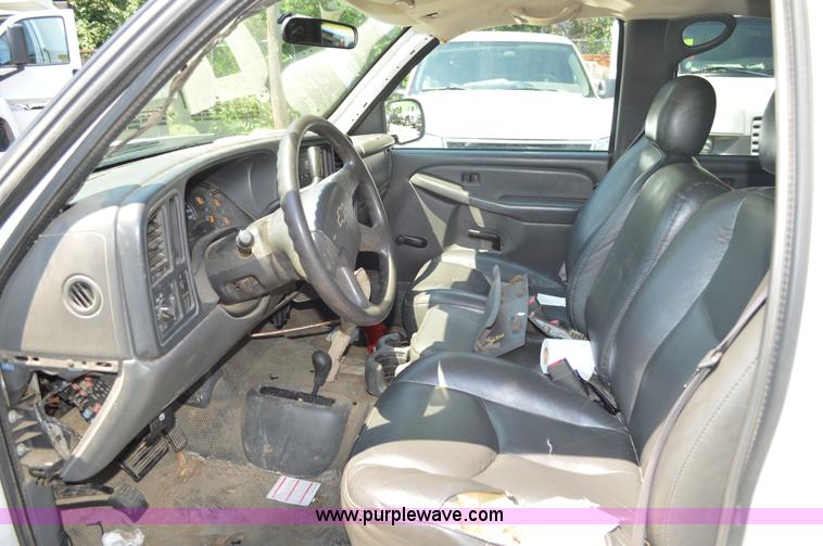 image for item G3619 2005 Chevrolet Silverado 2500HD Crew Cab pickup truck