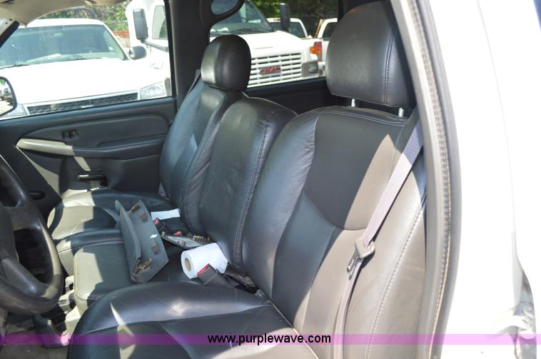 image for item G3619 2005 Chevrolet Silverado 2500HD Crew Cab pickup truck