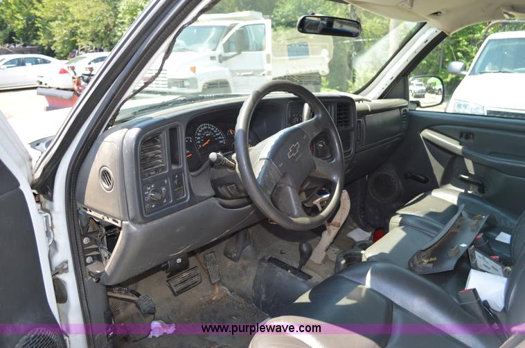 image for item G3619 2005 Chevrolet Silverado 2500HD Crew Cab pickup truck