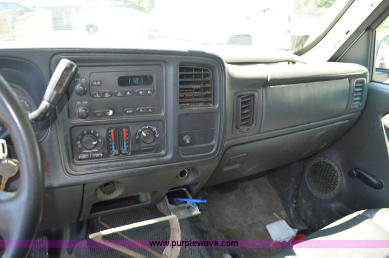 image for item G3619 2005 Chevrolet Silverado 2500HD Crew Cab pickup truck