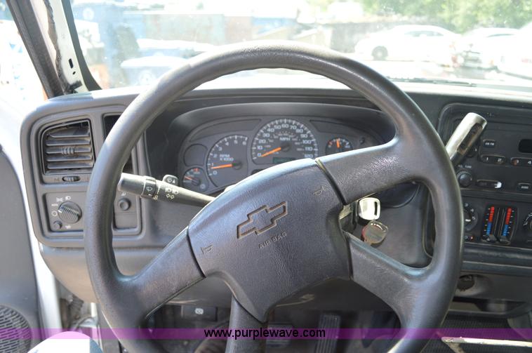 image for item G3619 2005 Chevrolet Silverado 2500HD Crew Cab pickup truck