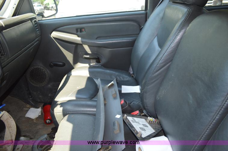 image for item G3619 2005 Chevrolet Silverado 2500HD Crew Cab pickup truck