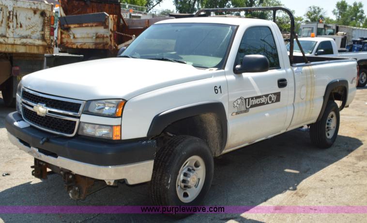 image for item G3620 2006 Chevrolet Silverado 2500HD pickup truck