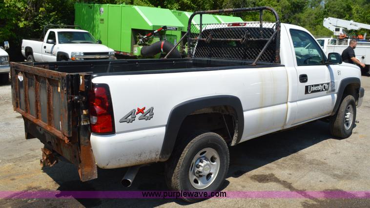 image for item G3620 2006 Chevrolet Silverado 2500HD pickup truck