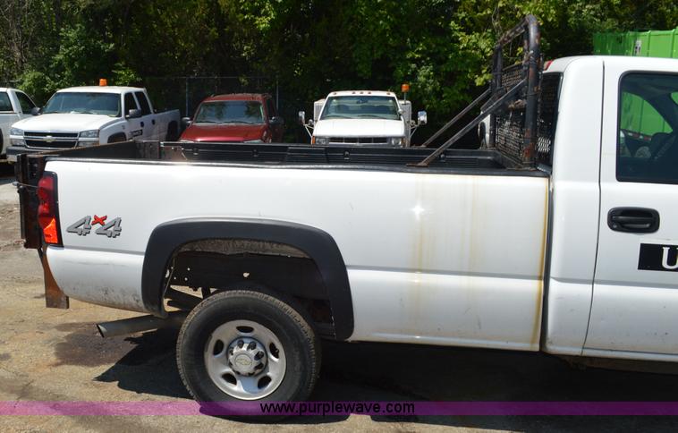 image for item G3620 2006 Chevrolet Silverado 2500HD pickup truck