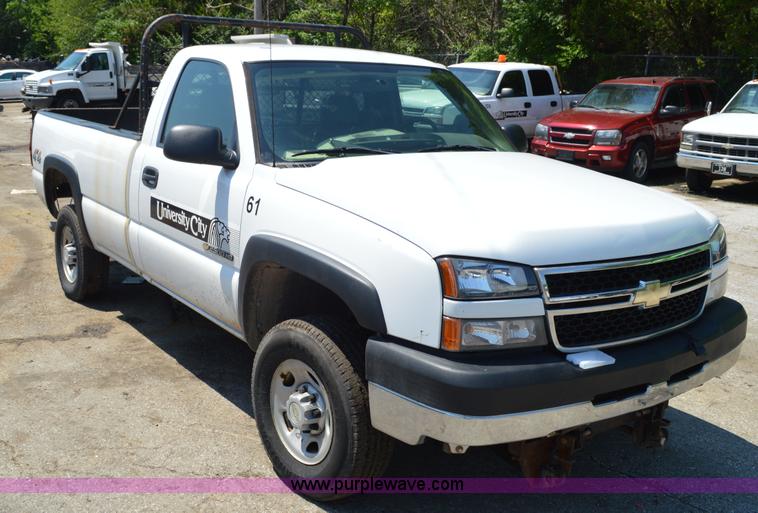 image for item G3620 2006 Chevrolet Silverado 2500HD pickup truck