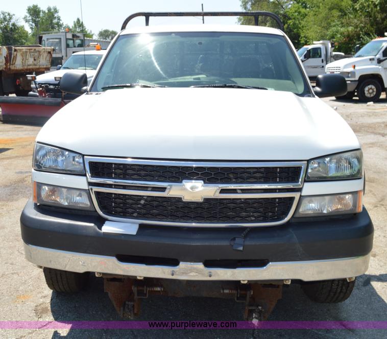 image for item G3620 2006 Chevrolet Silverado 2500HD pickup truck