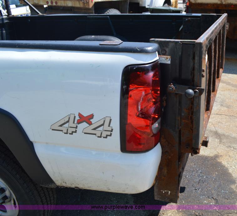 image for item G3620 2006 Chevrolet Silverado 2500HD pickup truck