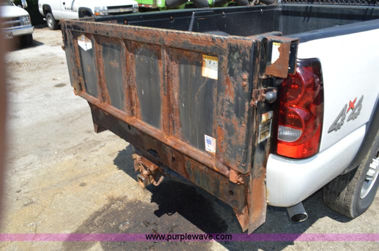 image for item G3620 2006 Chevrolet Silverado 2500HD pickup truck