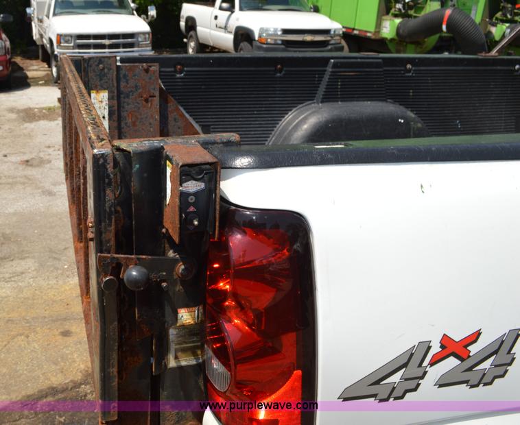 image for item G3620 2006 Chevrolet Silverado 2500HD pickup truck