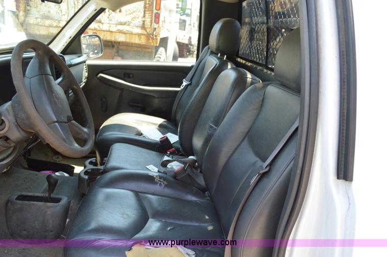 image for item G3620 2006 Chevrolet Silverado 2500HD pickup truck