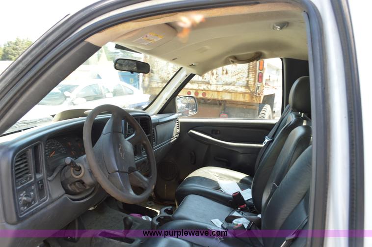 image for item G3620 2006 Chevrolet Silverado 2500HD pickup truck