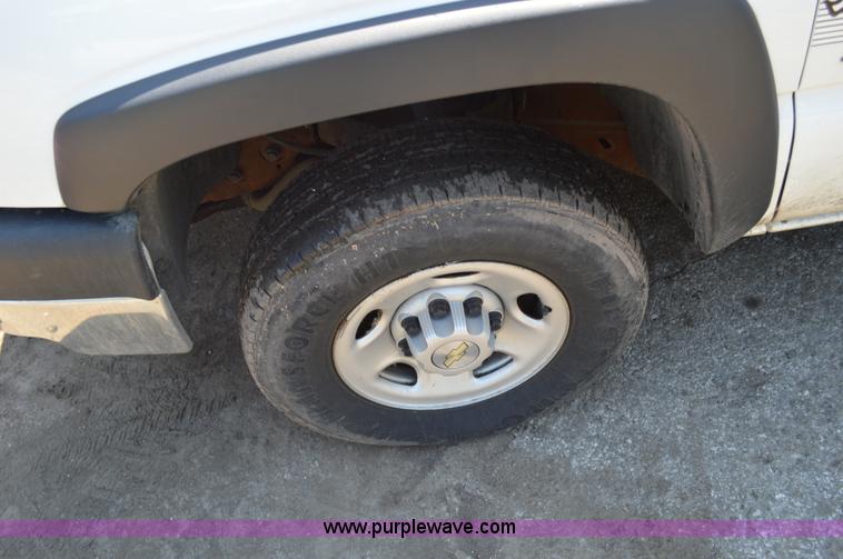 image for item G3621 2006 Chevrolet Silverado 2500HD pickup truck