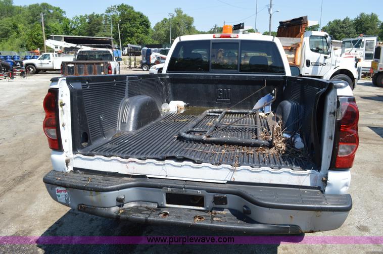 image for item G3621 2006 Chevrolet Silverado 2500HD pickup truck