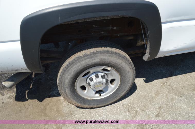 image for item G3621 2006 Chevrolet Silverado 2500HD pickup truck