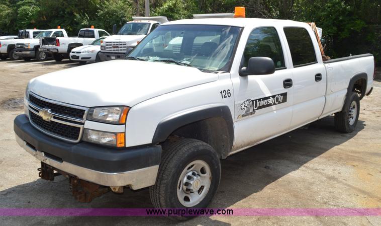 image for item G3625 2006 Chevrolet Silverado 2500HD Crew Cab pickup truck