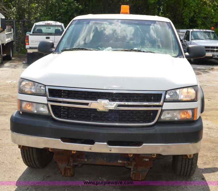 image for item G3625 2006 Chevrolet Silverado 2500HD Crew Cab pickup truck