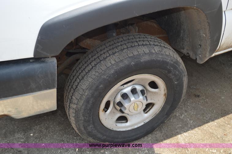 image for item G3625 2006 Chevrolet Silverado 2500HD Crew Cab pickup truck