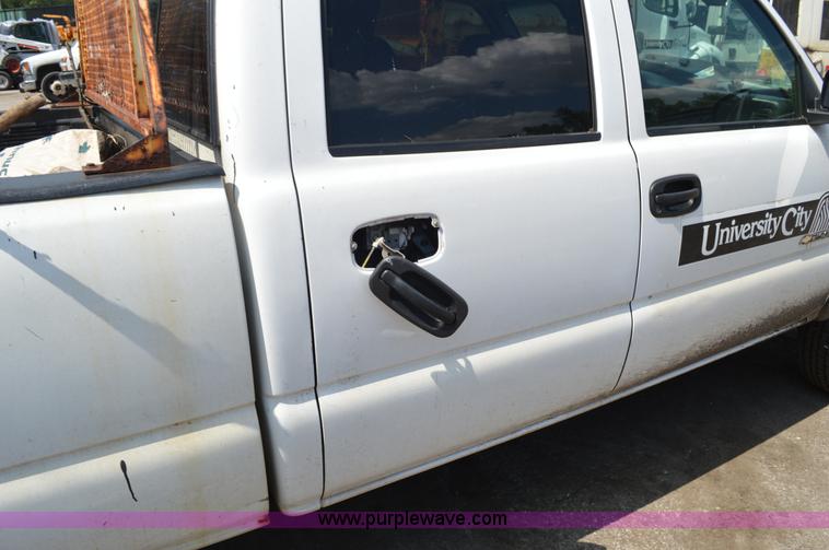 image for item G3625 2006 Chevrolet Silverado 2500HD Crew Cab pickup truck