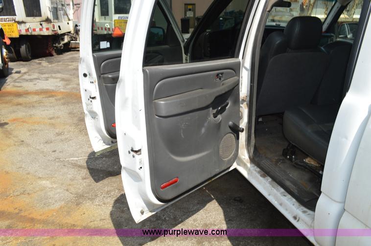 image for item G3625 2006 Chevrolet Silverado 2500HD Crew Cab pickup truck