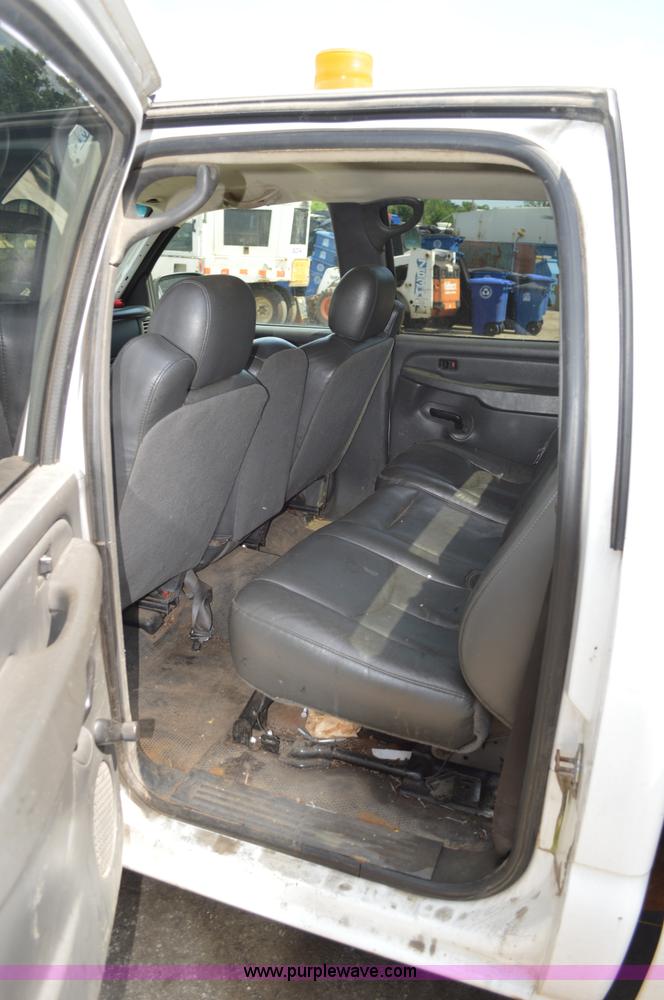 image for item G3625 2006 Chevrolet Silverado 2500HD Crew Cab pickup truck