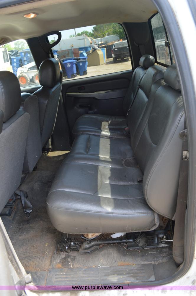 image for item G3625 2006 Chevrolet Silverado 2500HD Crew Cab pickup truck