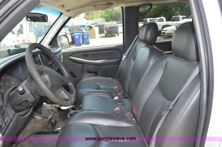 image for item G3625 2006 Chevrolet Silverado 2500HD Crew Cab pickup truck