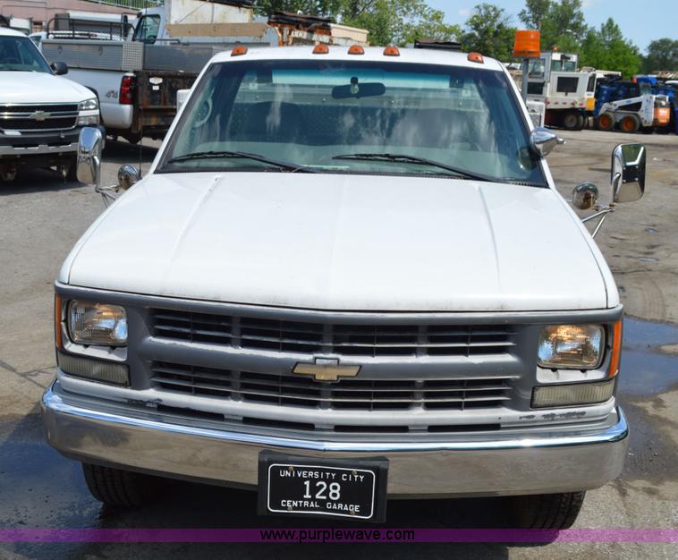 image for item G3626 2000 Chevrolet 3500 animal control pickup truck