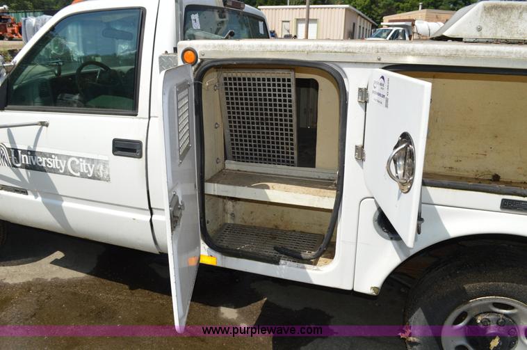image for item G3626 2000 Chevrolet 3500 animal control pickup truck
