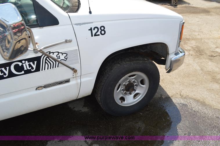 image for item G3626 2000 Chevrolet 3500 animal control pickup truck