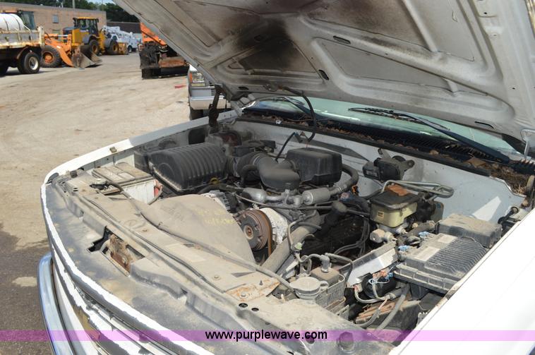 image for item G3626 2000 Chevrolet 3500 animal control pickup truck