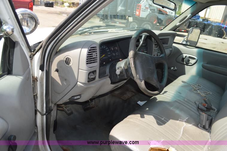 image for item G3626 2000 Chevrolet 3500 animal control pickup truck