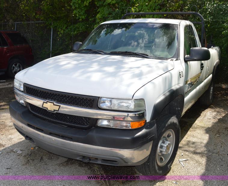 image for item G3628 2002 Chevrolet Silverado 2500HD pickup truck